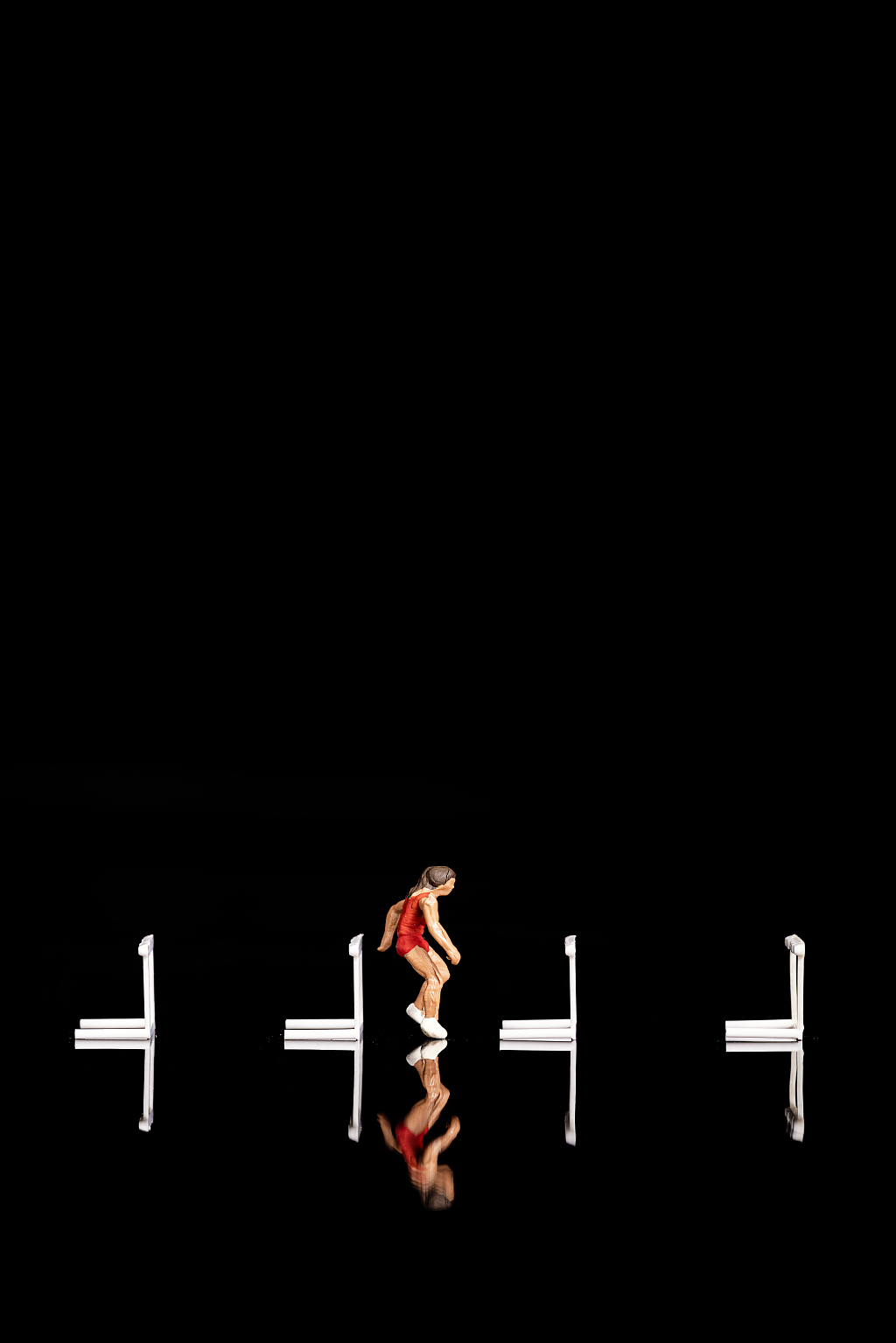 微缩创意跨栏运动员黑色倒影图片运动员创意运动会