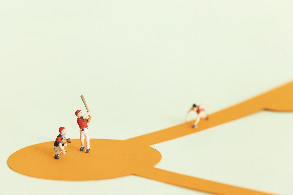 打棒球微缩创意图片运动员创意运动会