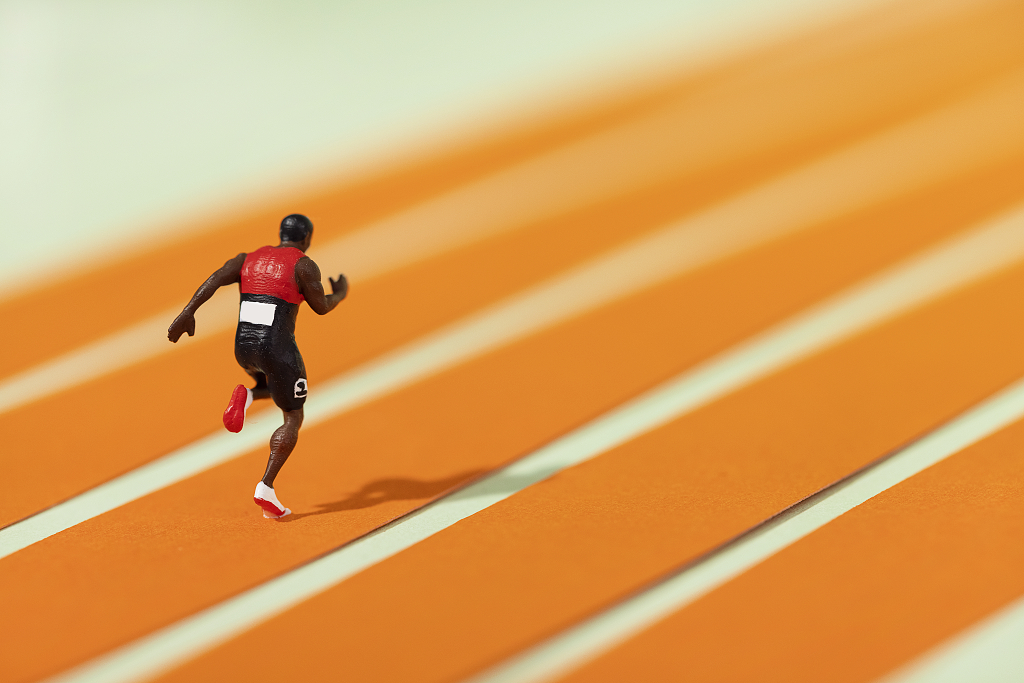 奔跑的运动员微缩创意图片运动员创意运动会