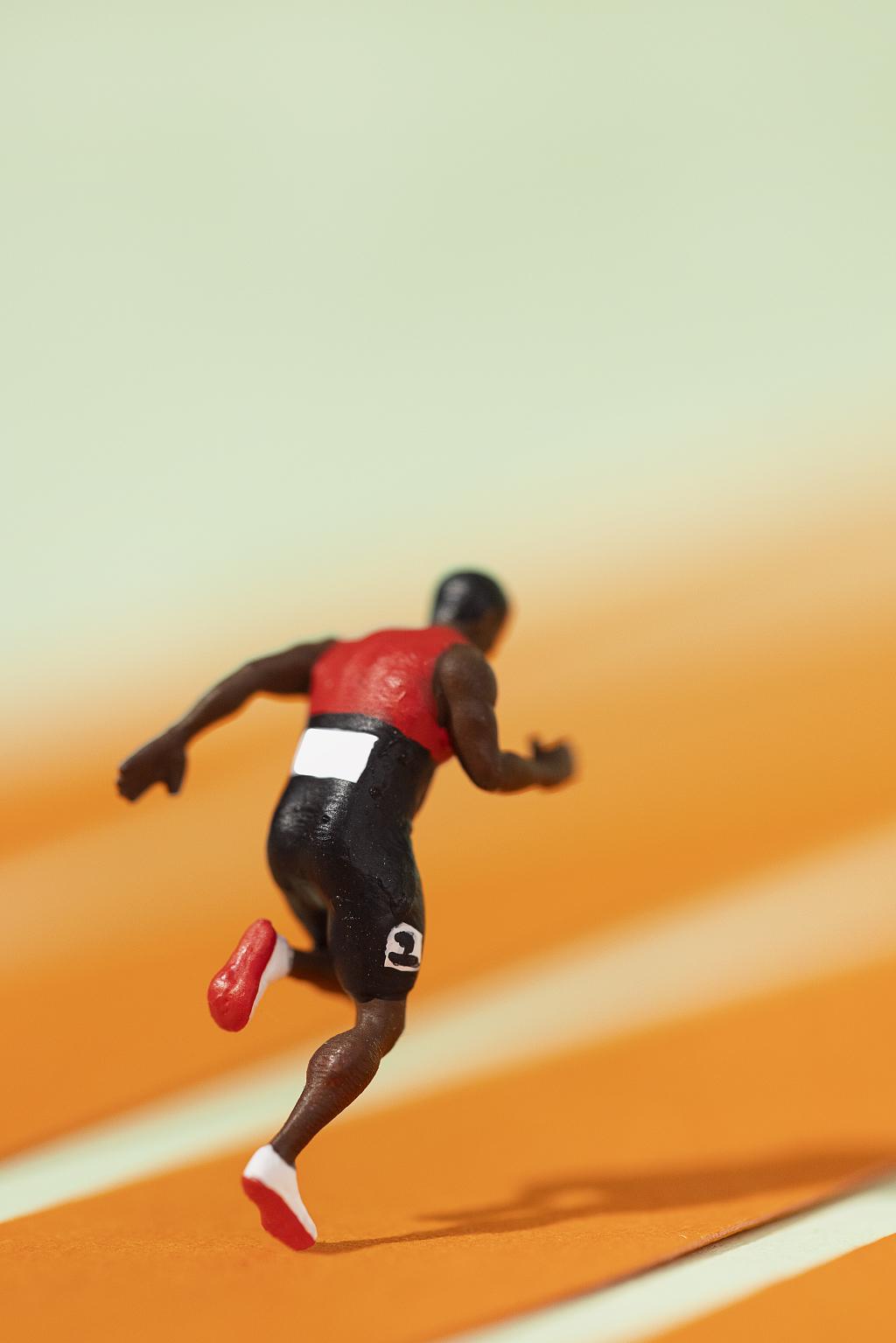 赛道上的百米冲刺黑人运动员创意运动员创意运动会