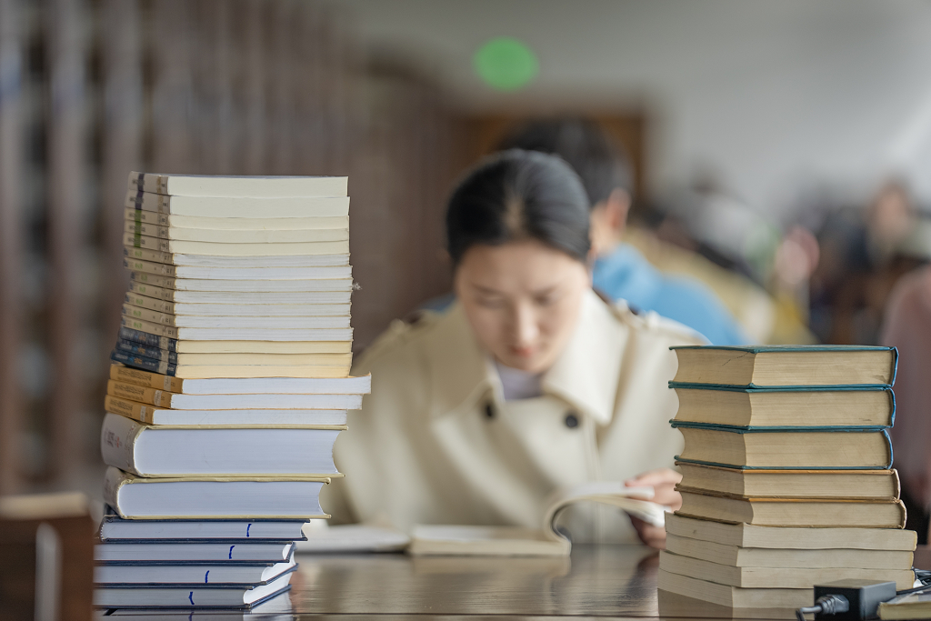 在图书馆读书学习考研