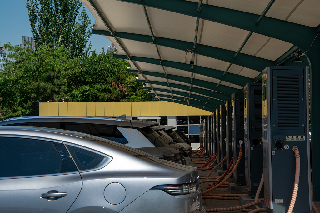 城市中一座充电站新能源电车正在充电