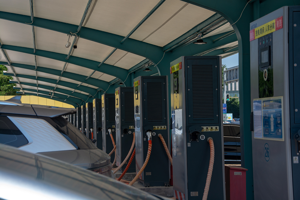 城市中一座充电站新能源电车正在充电