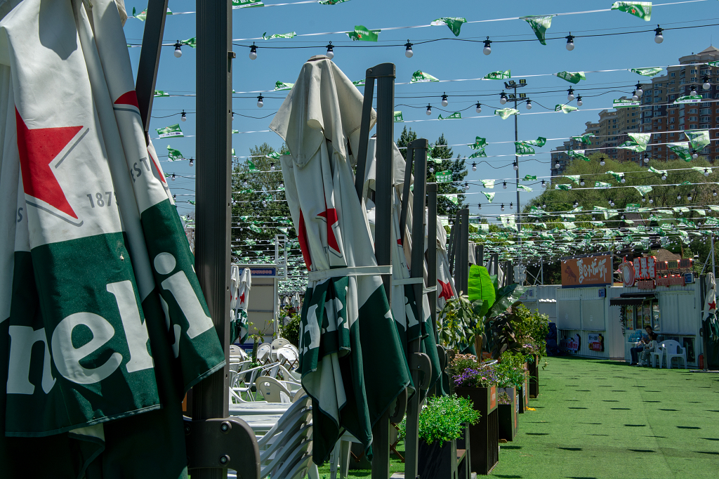 夏天城市美食商业街街景