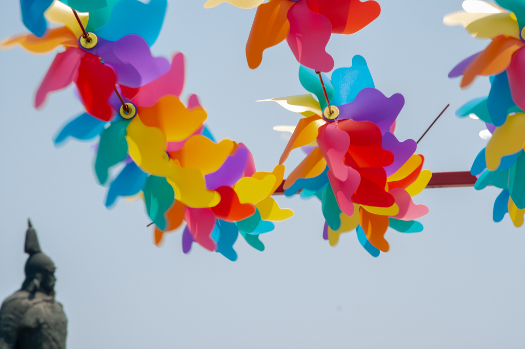 抬头仰望公园景观造型八叶彩色塑料风车串