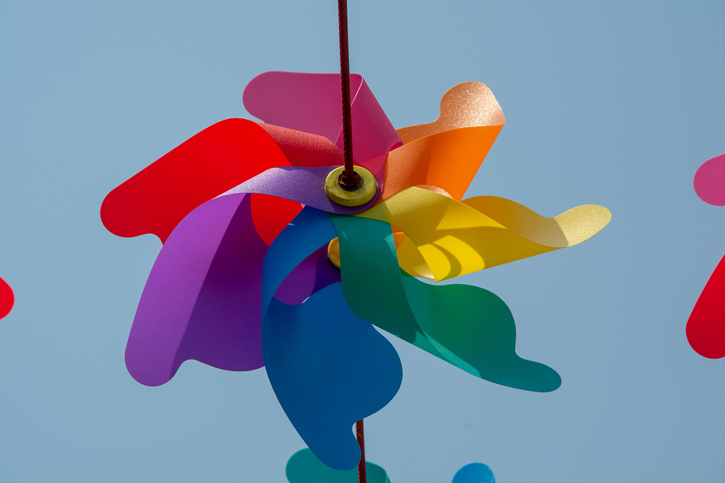 抬头仰望公园景观造型八叶彩色塑料风车串