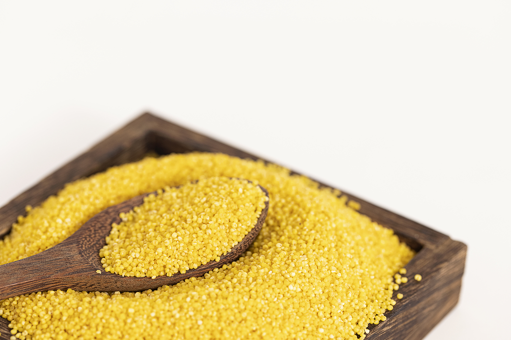 木托盘里的小米粮食粮食丰收粗粮小米图片