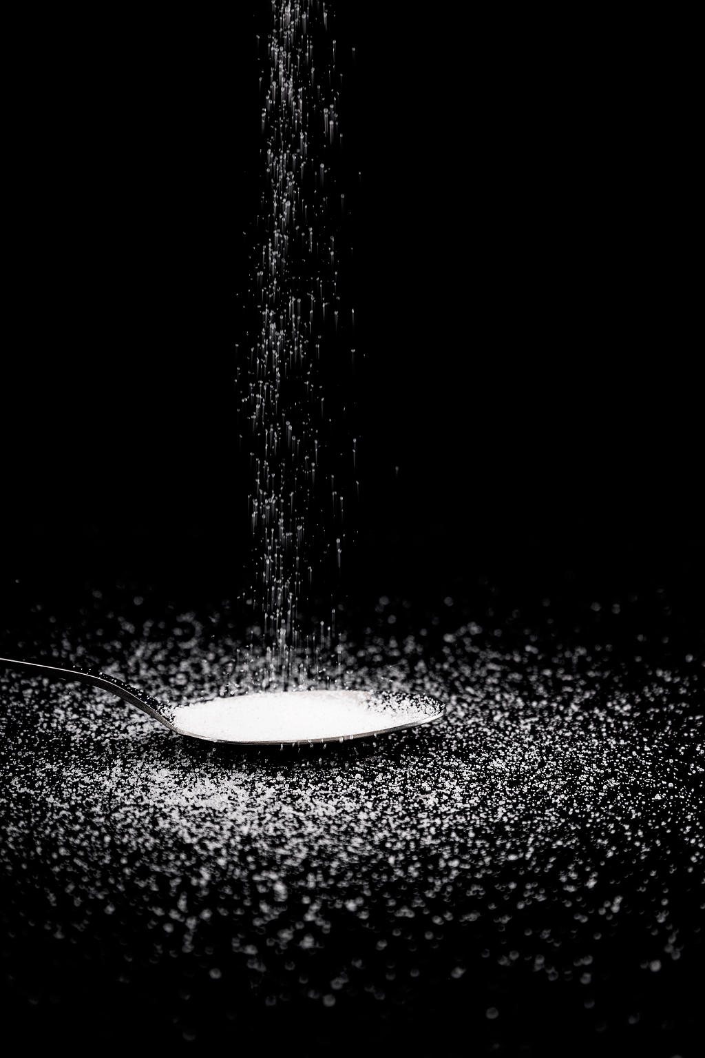 散落的食用盐食盐调料图片