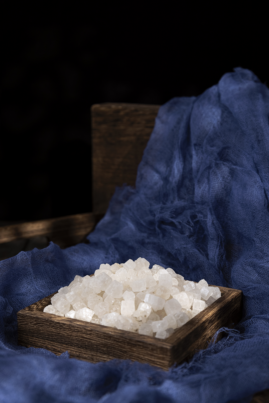 海盐粗盐暗调背景粗盐海盐大粒盐