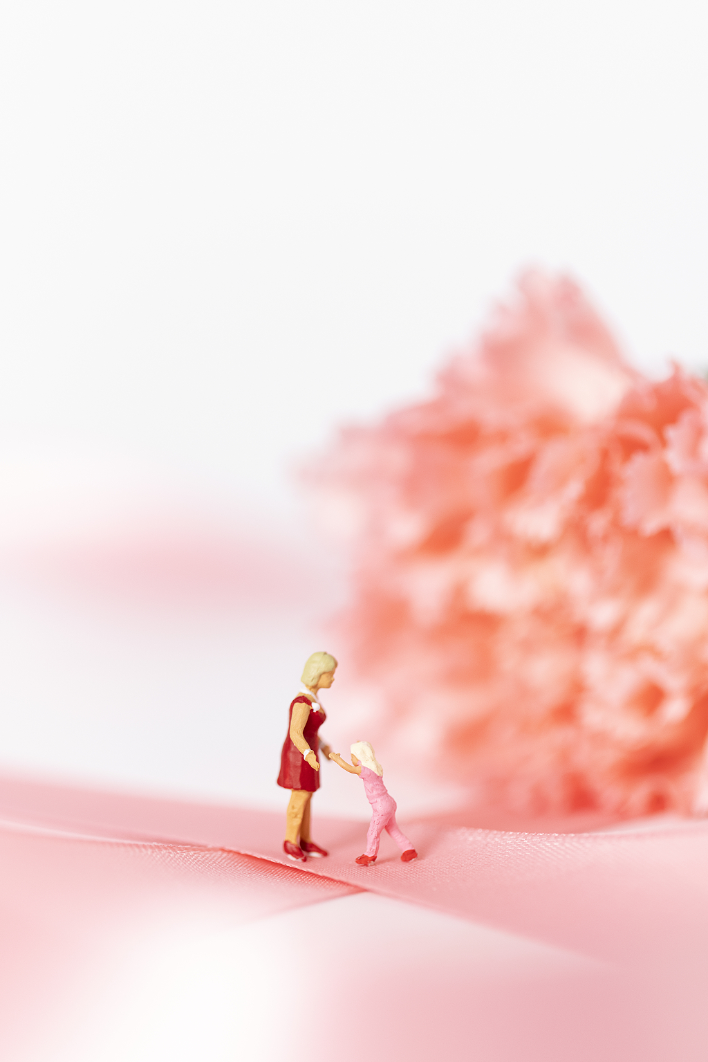 母亲节微缩创意康乃馨海报母爱母亲节康乃馨