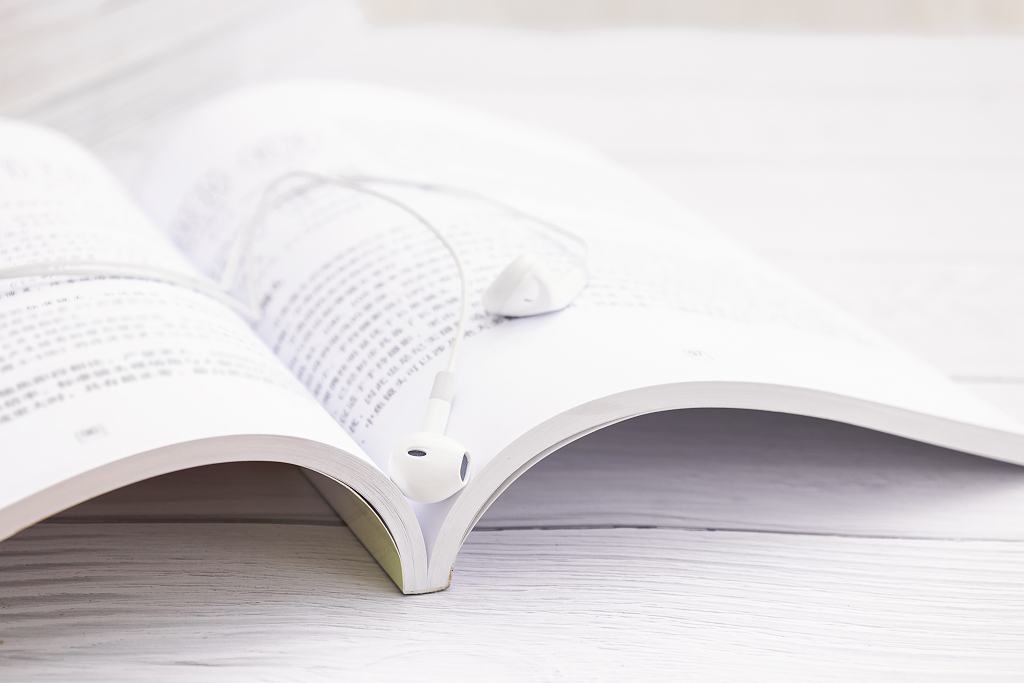 耳机图书白色干净场景清新文艺图片每日打卡图片唯美静物