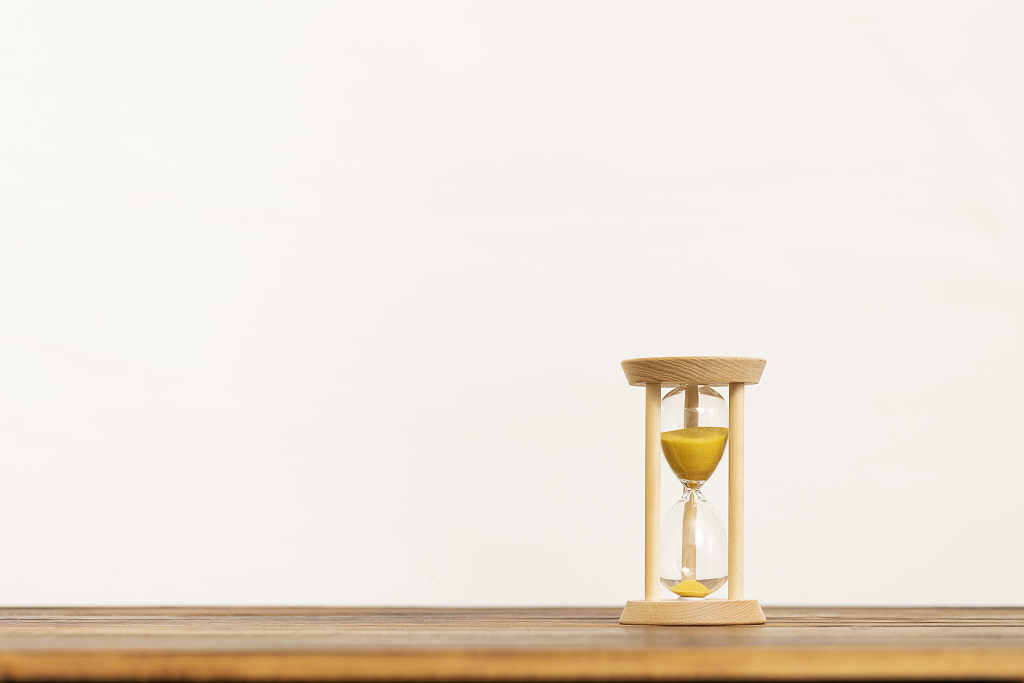 木桌上的沙漏白墙背景清新文艺图片每日打卡图片唯美静物