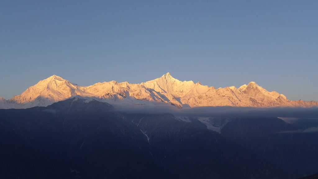 梅里雪山的日照金山