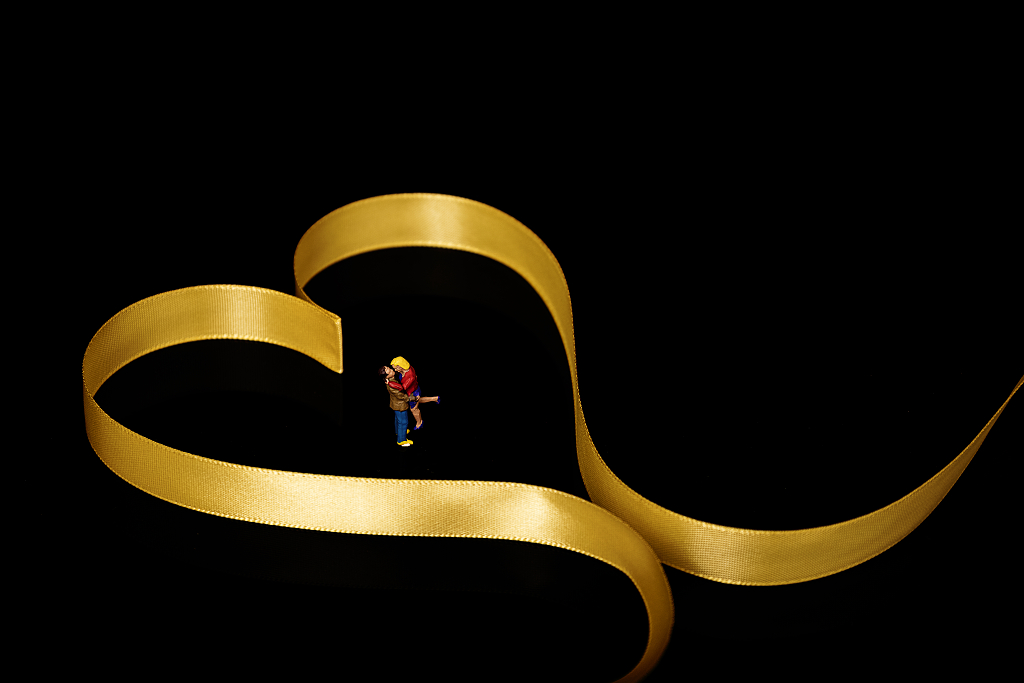 心形造型金丝带情侣拥抱情人节静物七夕图片爱情结婚