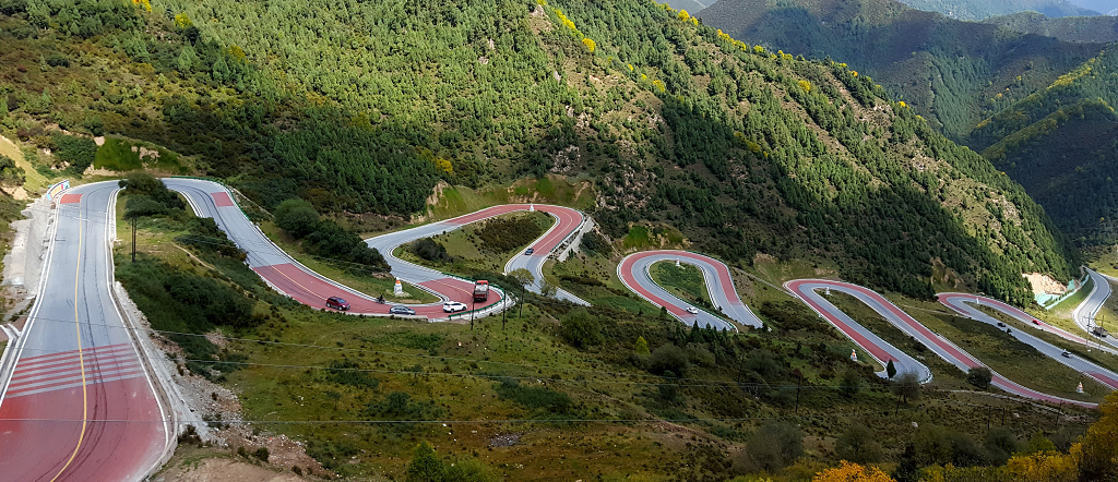 俯瞰青海互助北山的十二盘盘山公路