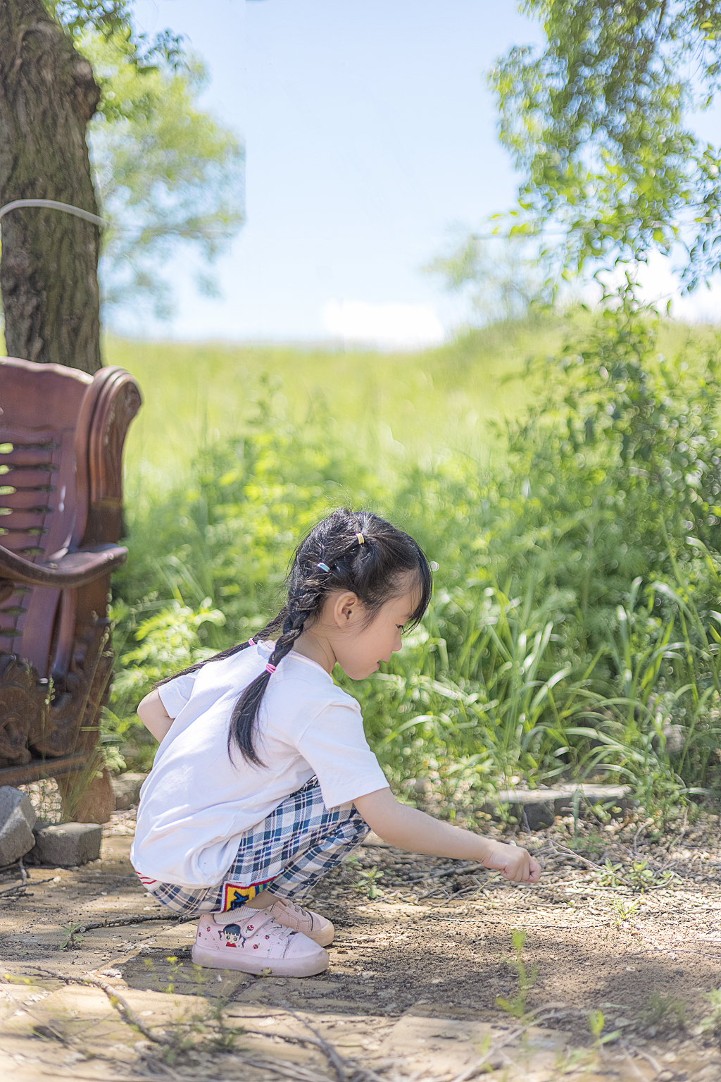 夏日阳光阴影下玩耍的女孩童真童趣童年户外儿童摄影