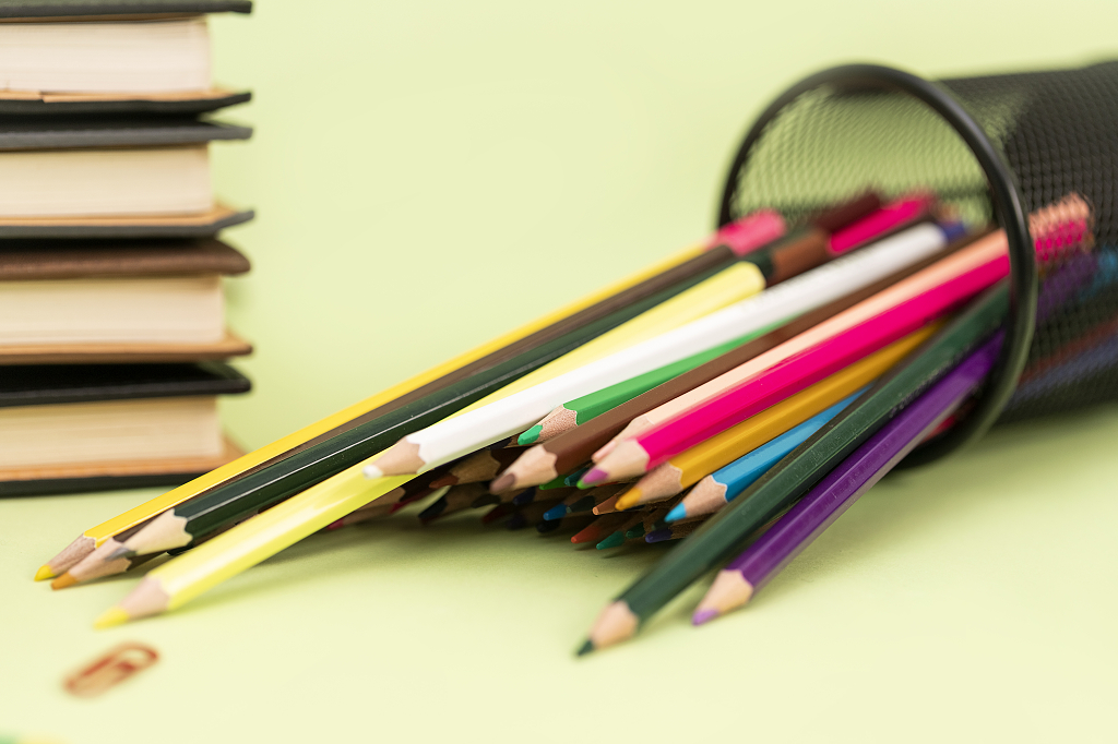 学习办公用品散落在绿色桌面素材商务办公图片学习工作图片