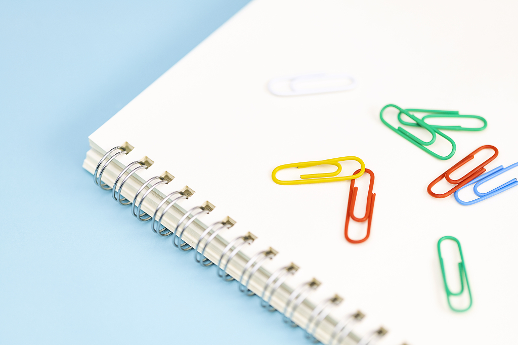 彩色曲别针笔记本蓝色背景商务办公图片学习工作图片