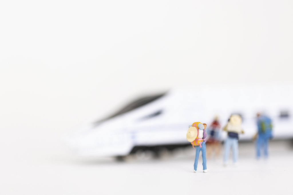 返乡回家微缩创意图春节春运创意静物返乡创意图片