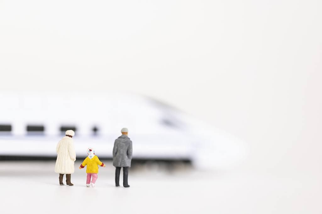 一家三口回家创意图片春节春运创意静物返乡创意图片