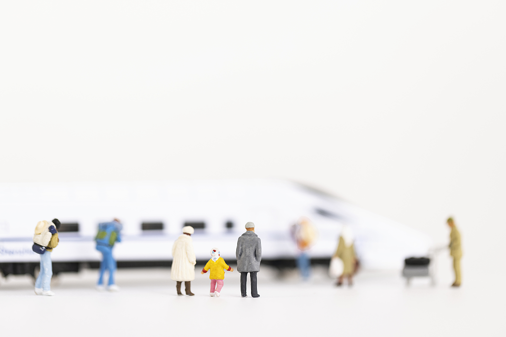 车站准备回家的人创意图春节春运创意静物返乡创意图片
