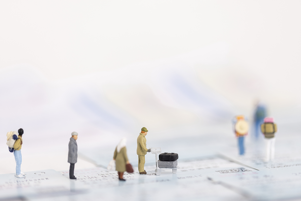 回家返乡微缩创意图春节春运创意静物返乡创意图片