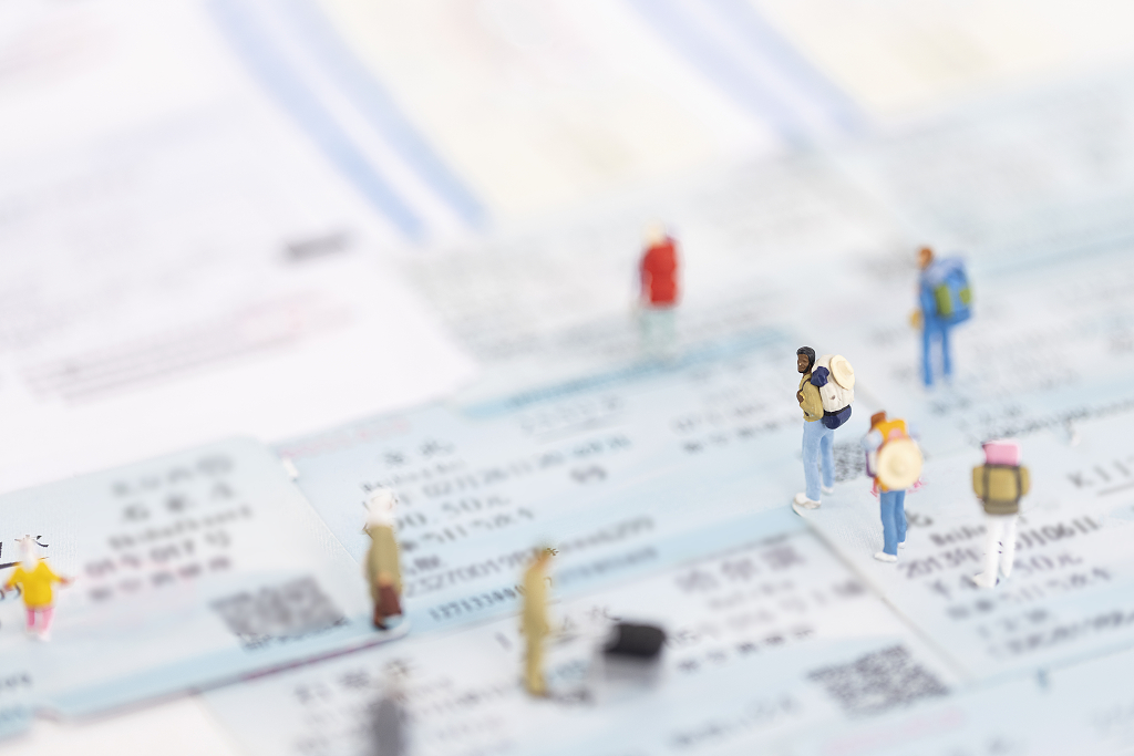 春节返乡回家的人创意图春节春运创意静物返乡创意图片