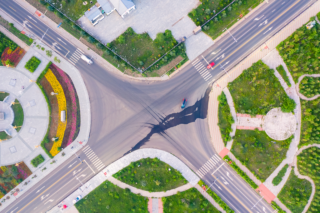 航拍俯拍城镇十字路口航拍图片草原航拍