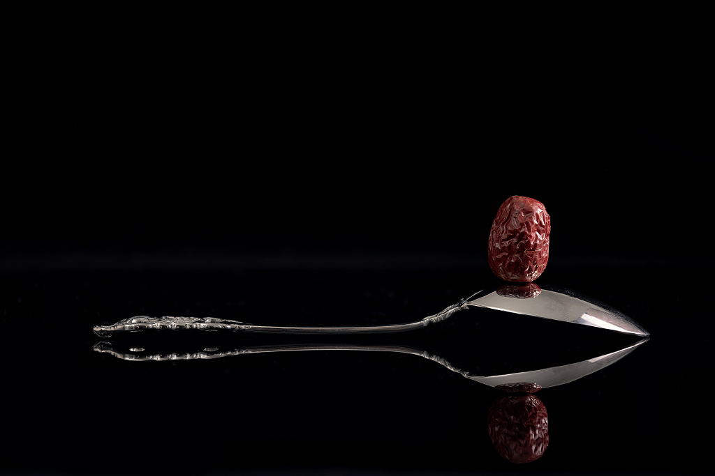 一颗大枣黑色背景大枣红枣图片补气养血