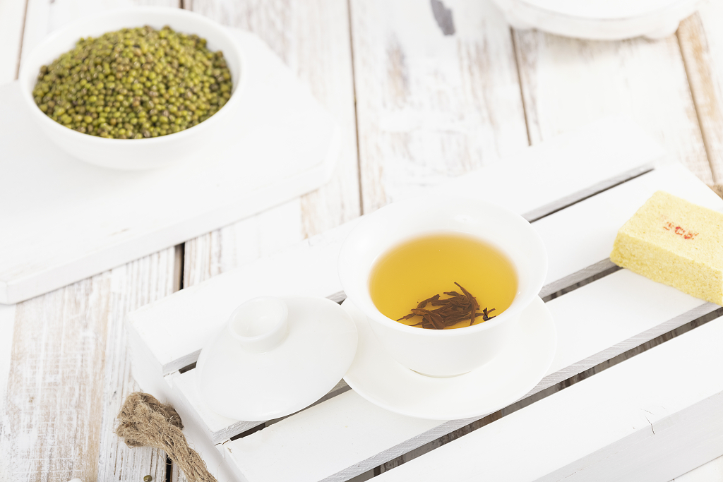 一杯茶饮绿豆糕场景绿豆糕图片大暑小暑创意静物解暑美食