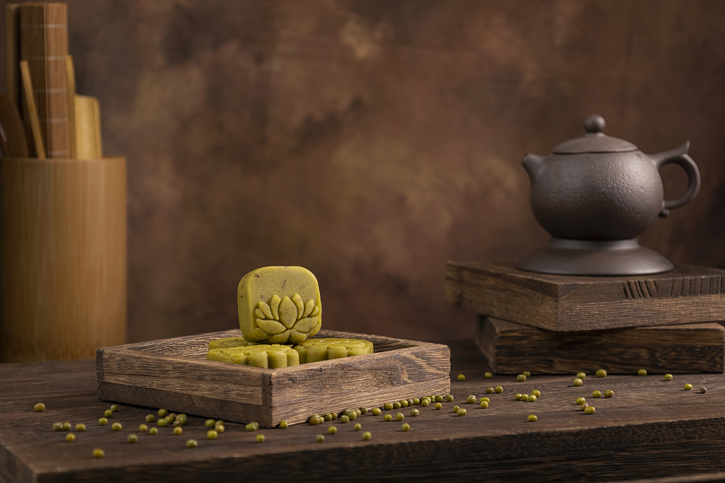 糕点绿豆糕夏天传统美食绿豆糕图片大暑小暑创意静物解暑美食