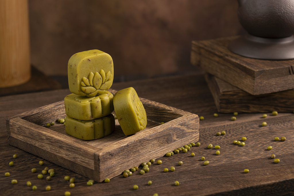 夏天传统美食糕点绿豆糕绿豆糕图片大暑小暑创意静物解暑美食