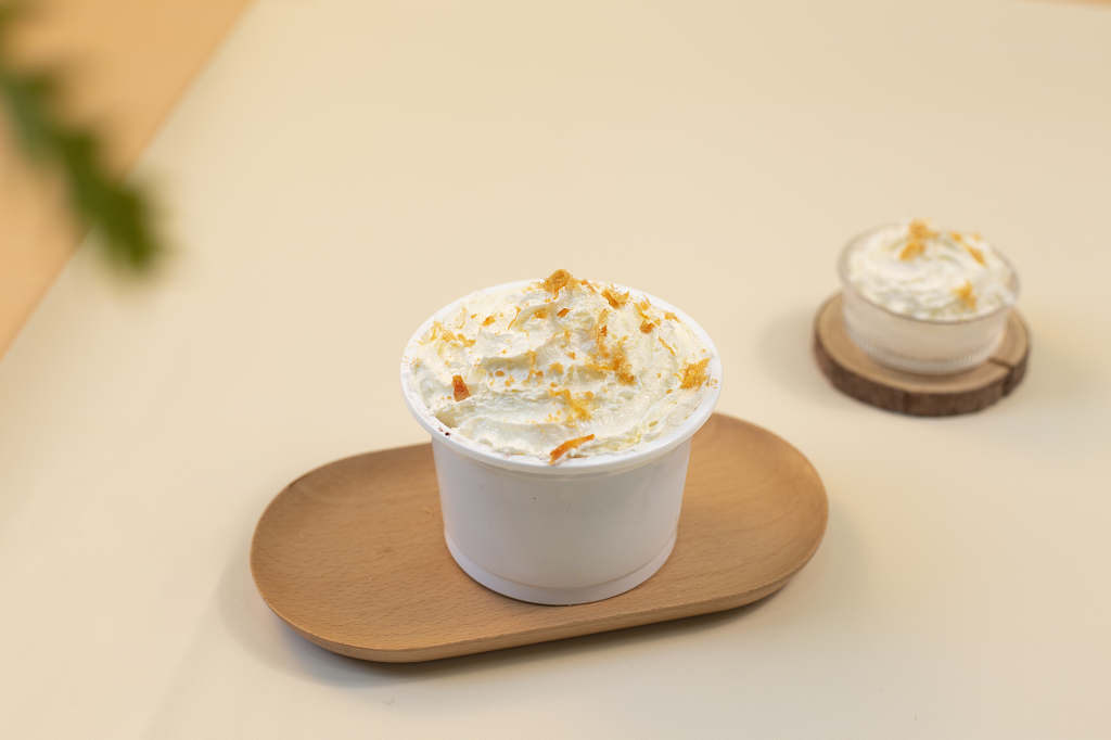 奶茶俯视叶子下的热奶宝