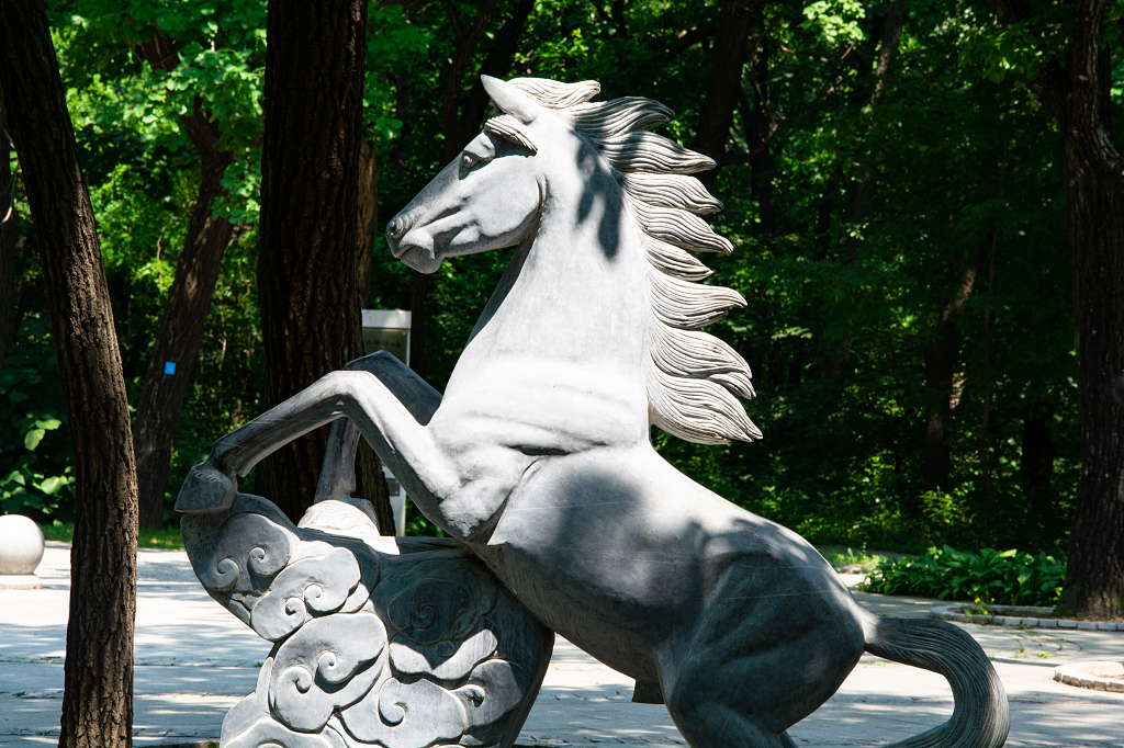 公园中十二生肖雕塑