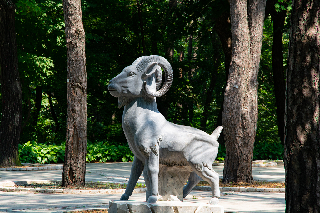 公园中十二生肖雕塑