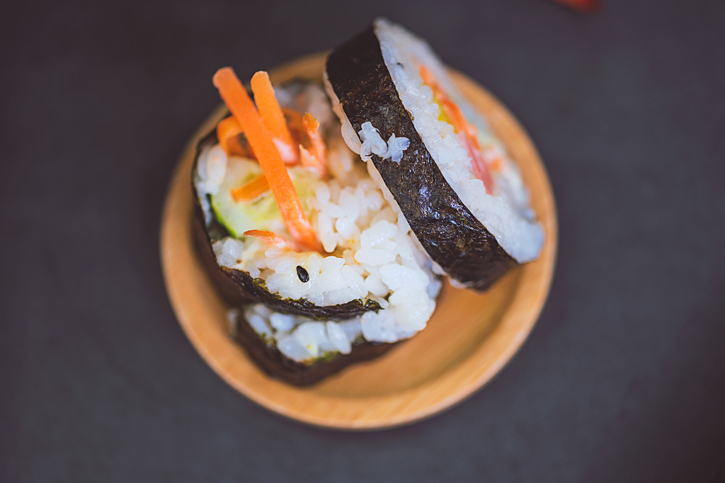 寿司美食暗调背景日韩料理寿司静物图片