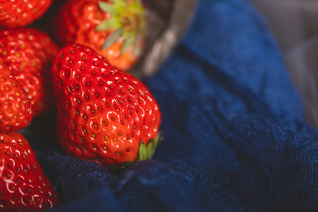 牛奶草莓暗调粗麻布背景草莓图片草莓创意静物