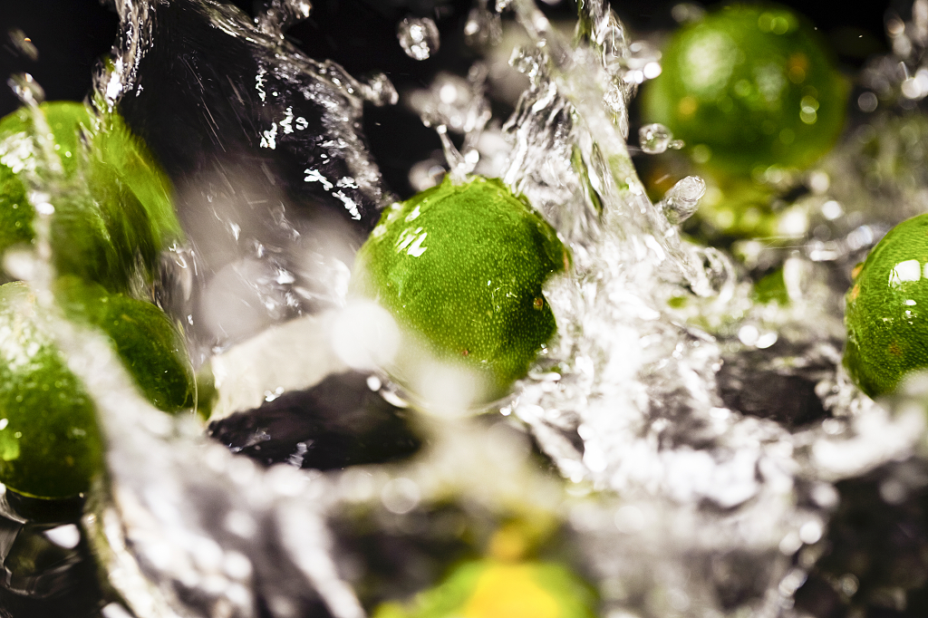 掉落水中的青金桔