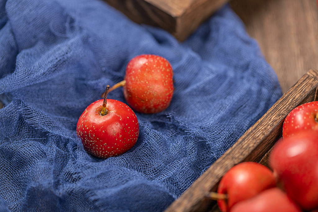 水果山楂暗调粗麻布背景山楂图片健胃消食水果