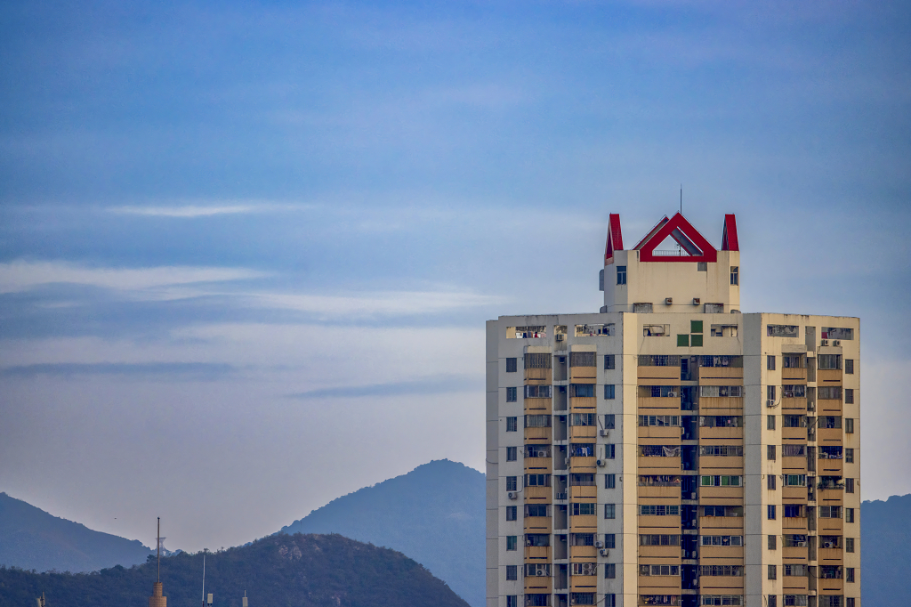 深圳红三角之巅：现代都市中的天空山脉
