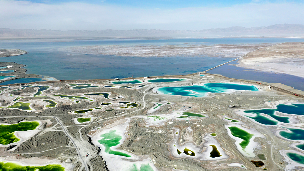 西北盐湖中的翡翠湖