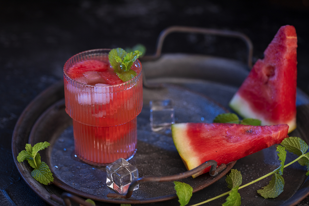 冷饮西瓜汁夏天暗调背景西瓜图片大暑节气夏天降暑