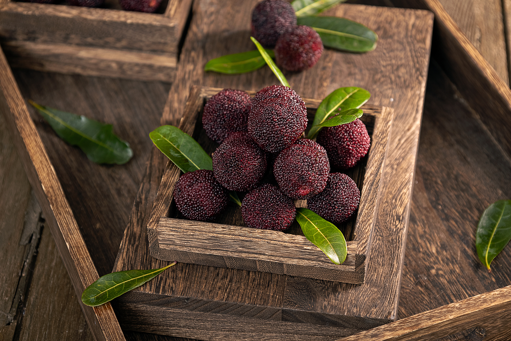 水果杨梅暗调风格木托盘背景杨梅图片消暑止渴水果