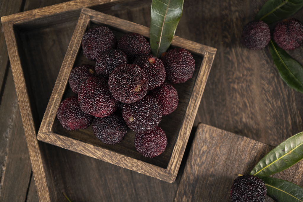 杨梅水果暗调风格背景杨梅图片消暑止渴水果