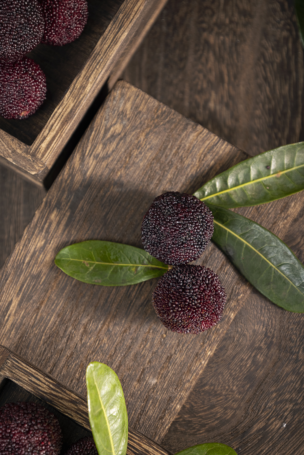 新鲜水果杨梅木桌背景图片杨梅图片消暑止渴水果