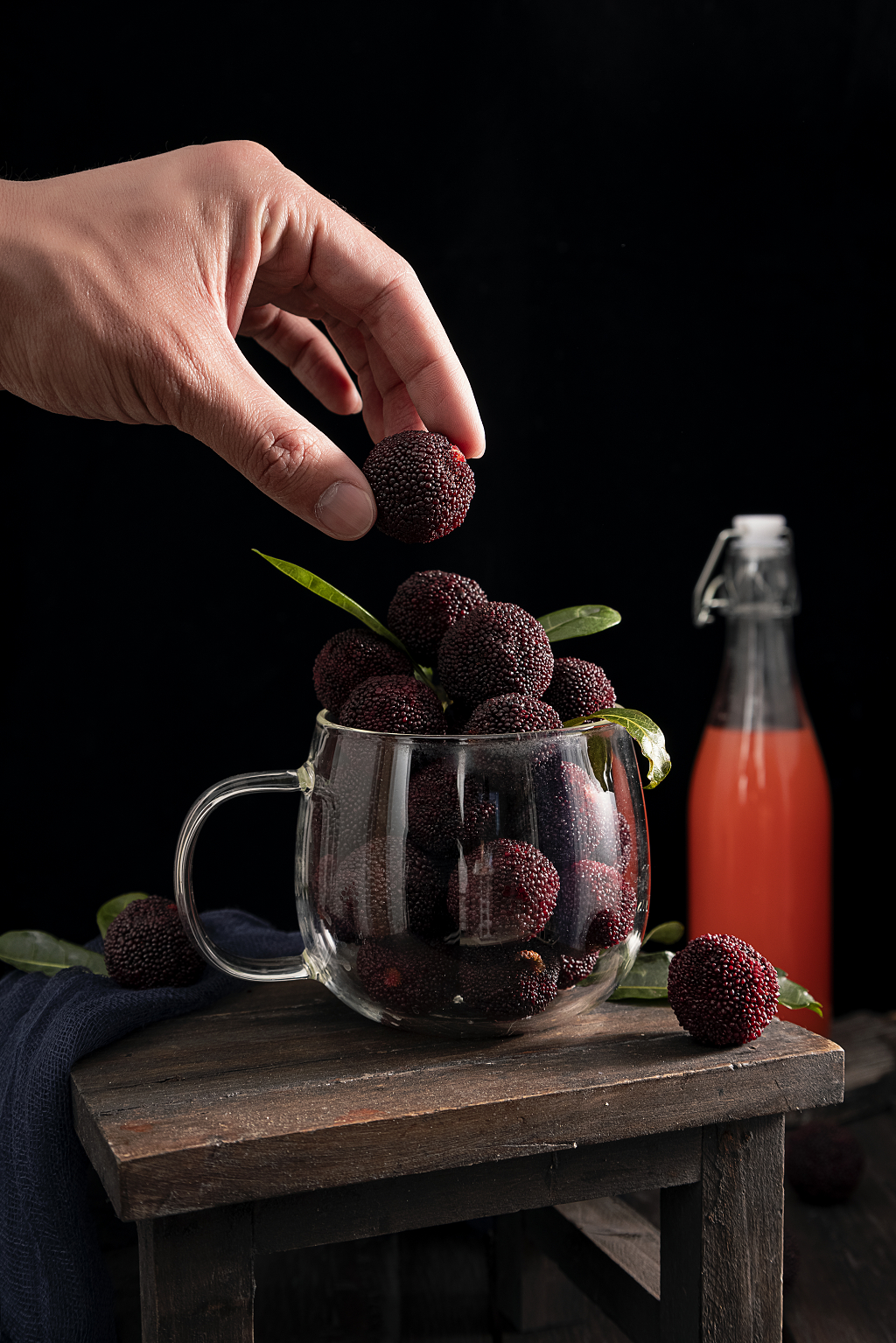 手拿一颗夏季新鲜杨梅杨梅图片消暑止渴水果