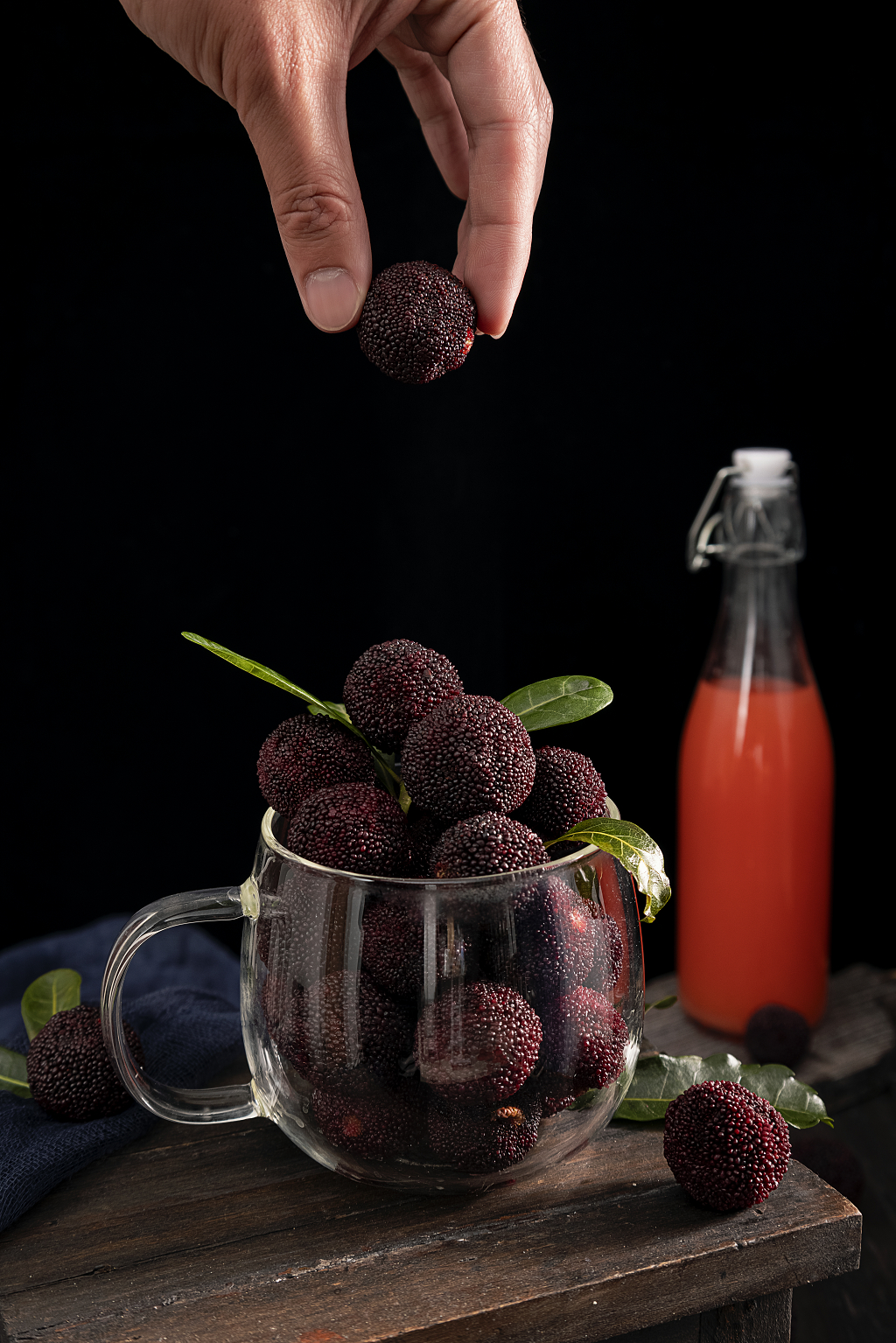 玻璃杯里的一颗杨梅杨梅图片消暑止渴水果