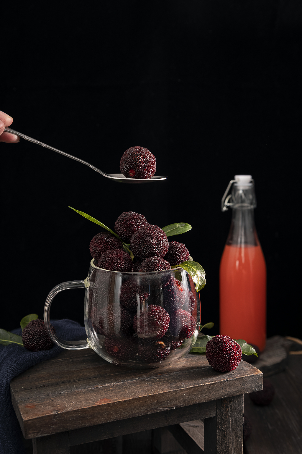 勺子上的一颗杨梅杨梅图片消暑止渴水果