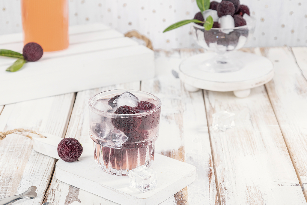 夏天新鲜水果杨梅与杨梅汁杨梅图片消暑止渴水果