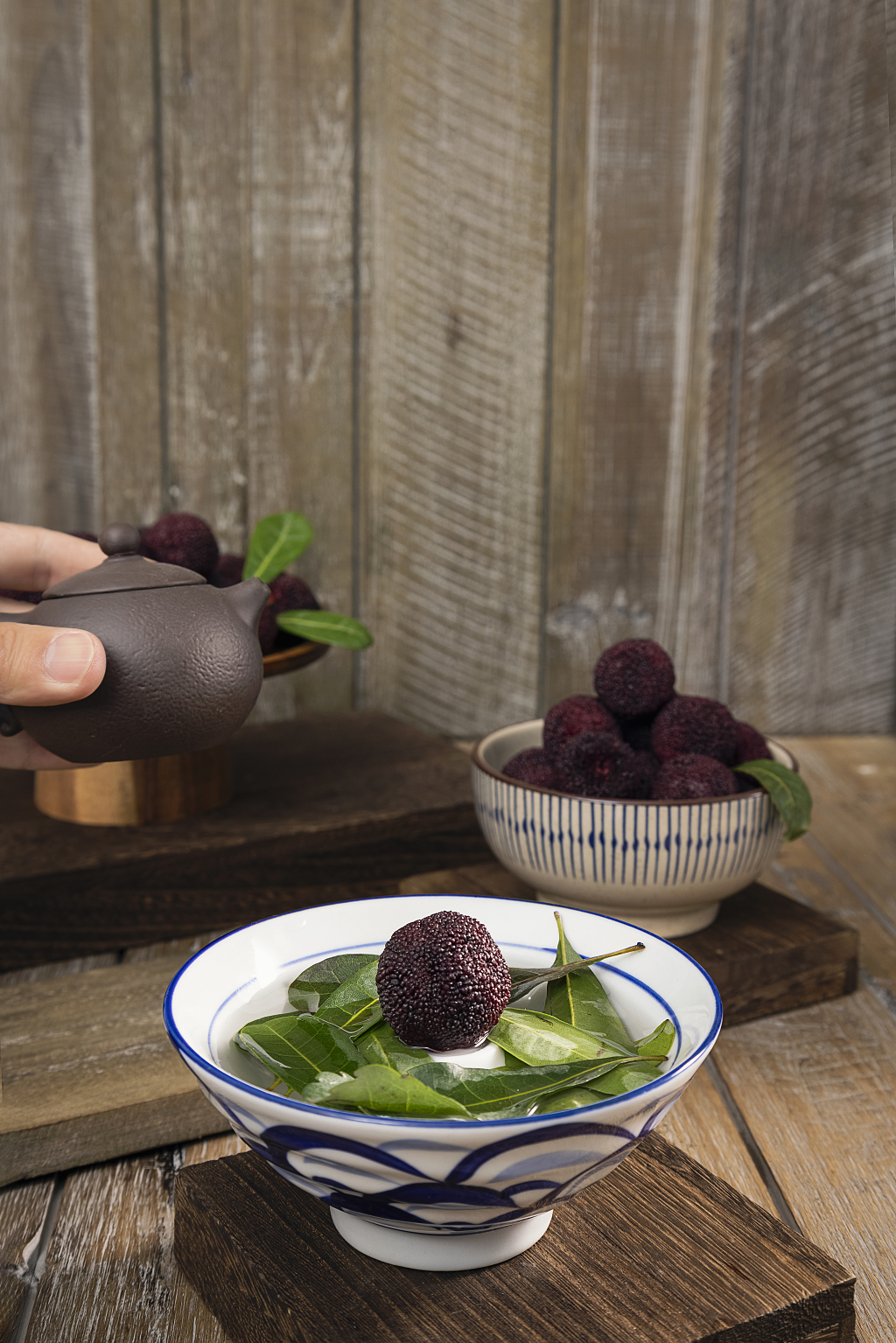 杨梅水果木桌背景图片杨梅图片消暑止渴水果